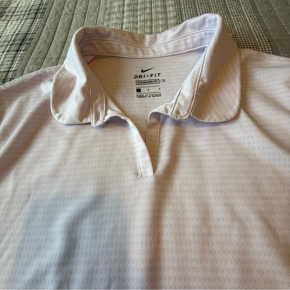 Nike womens Victory DriFit textured golf polo size large

EUC. Lilac and White - Picture 5 of 10